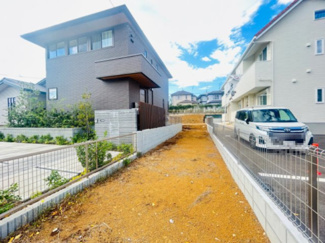 【外観】 | 旗竿地になりますので、道路から建物は離れますので静かな環境でお暮しできます。