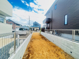 【外観】 | お車の駐車スペースも十分にございます。