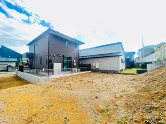 【外観】 | お買い物施設が徒歩圏内に複数ございますので住環境良好です。
コンビニもございますので急な買い出しの際など便利ですね。