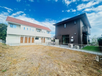 【外観】 | 旗竿地につき道路から離れていますので通行人からの視線を気にせずお暮しできます。
しっかりとプライベートを確保できます。