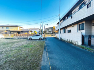 【前面道路含む現地写真】 | 佐倉市臼井　土地　京成臼井駅 | 【小学校まで徒歩3分！子育て世帯に安心の距離】
臼井小学校までわずか180m（徒歩3分）の近さで、低学年のお子様の通学も安心です。臼井西中学校へは約820m、臼井幼稚園や保育園も周辺に揃っています。