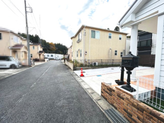 【前面道路含む現地写真】 | 【前面道路】
約6ｍの道路になりますのでお車の出し入れをスムーズに行えます。
また開発分譲地内につき交通量が少なく静かな環境でご生活が出来ます。