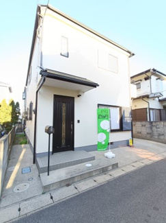 【外観】 | 閑静な住宅街に佇む落ち着いた雰囲気の戸建住宅。前面道路は交通量が少なく、小さなお子様がいるご家庭にも安心の環境。