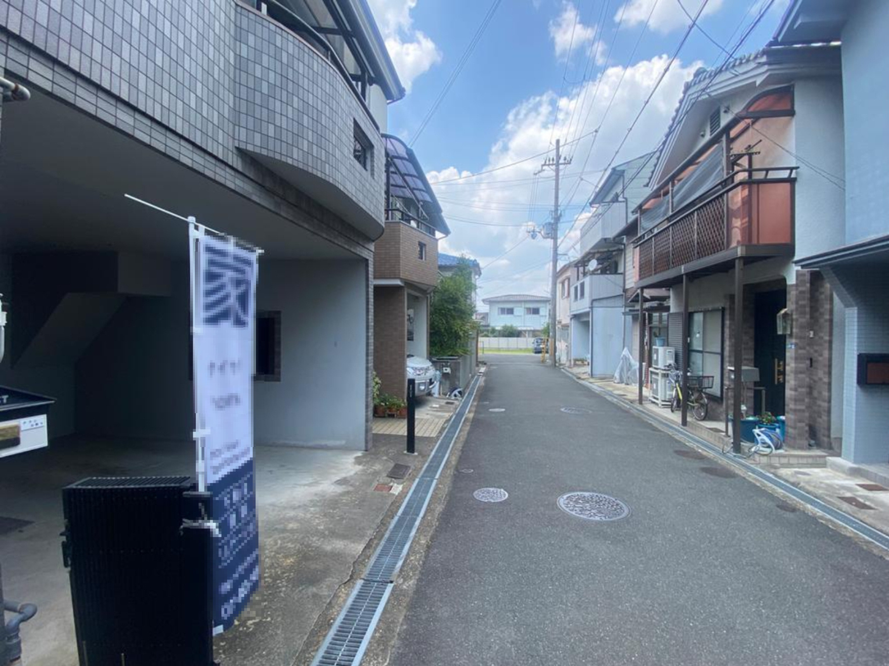 私市２丁目　中古一戸建ての前面道路含む現地写真|幅員4ｍ
■物件内覧・資金計画相談・住宅ローン相談、リフォーム相談、お問合せ受付中■
※当日・翌日のご内覧、ご相談はお電話でのお問合せがスムーズです！