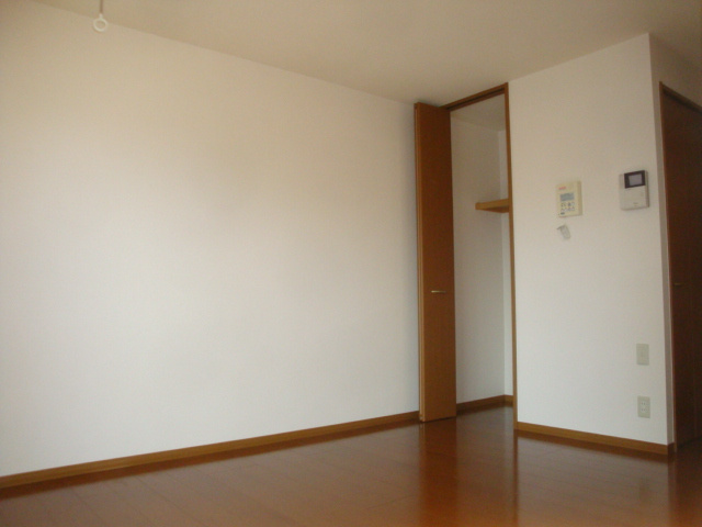 リビングタウン西野の居間・リビング|参考、同建物・反転間取りの号室