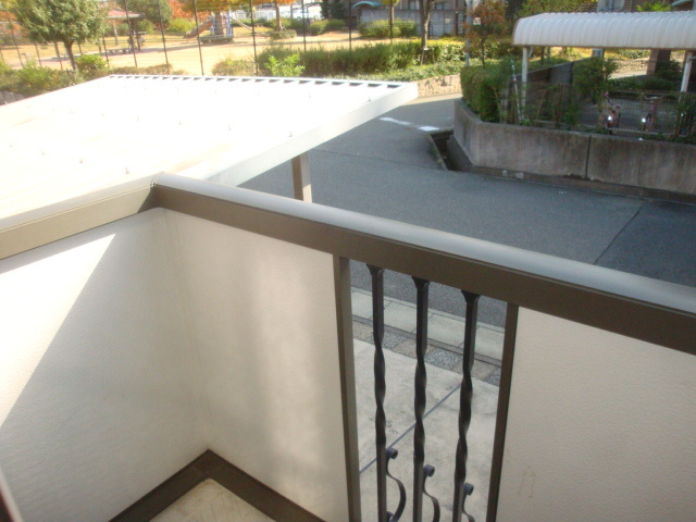 リビングタウン西野のバルコニー|写真は1階
参考、同建物・反転間取りの号室