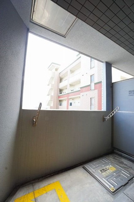 【バルコニー】 | ピュアドーム箱崎アートリア | 別号室の写真になります。現況優先。