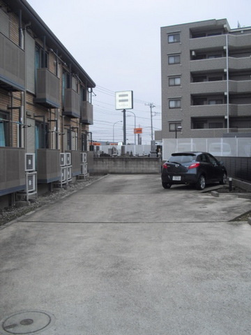 ミレ・アオキの駐車場|敷地内駐車場　ゆったりしており駐車もしやすいです