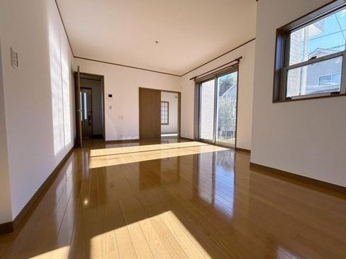 【中古】坂戸市にっさい花みず木リフォーム中古住宅の居間・リビング|窓も大きく採光・採風しっかり取れています！