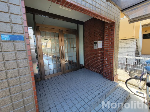 Fマンションのエントランス
