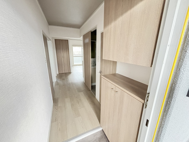 細田ビル（八木7）の玄関