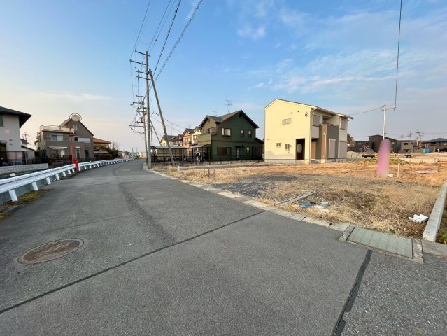 守山市小島町3号棟　新築戸建ての前面道路含む現地写真