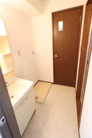 坂本ビルの玄関|※他のお部屋の参考写真です。