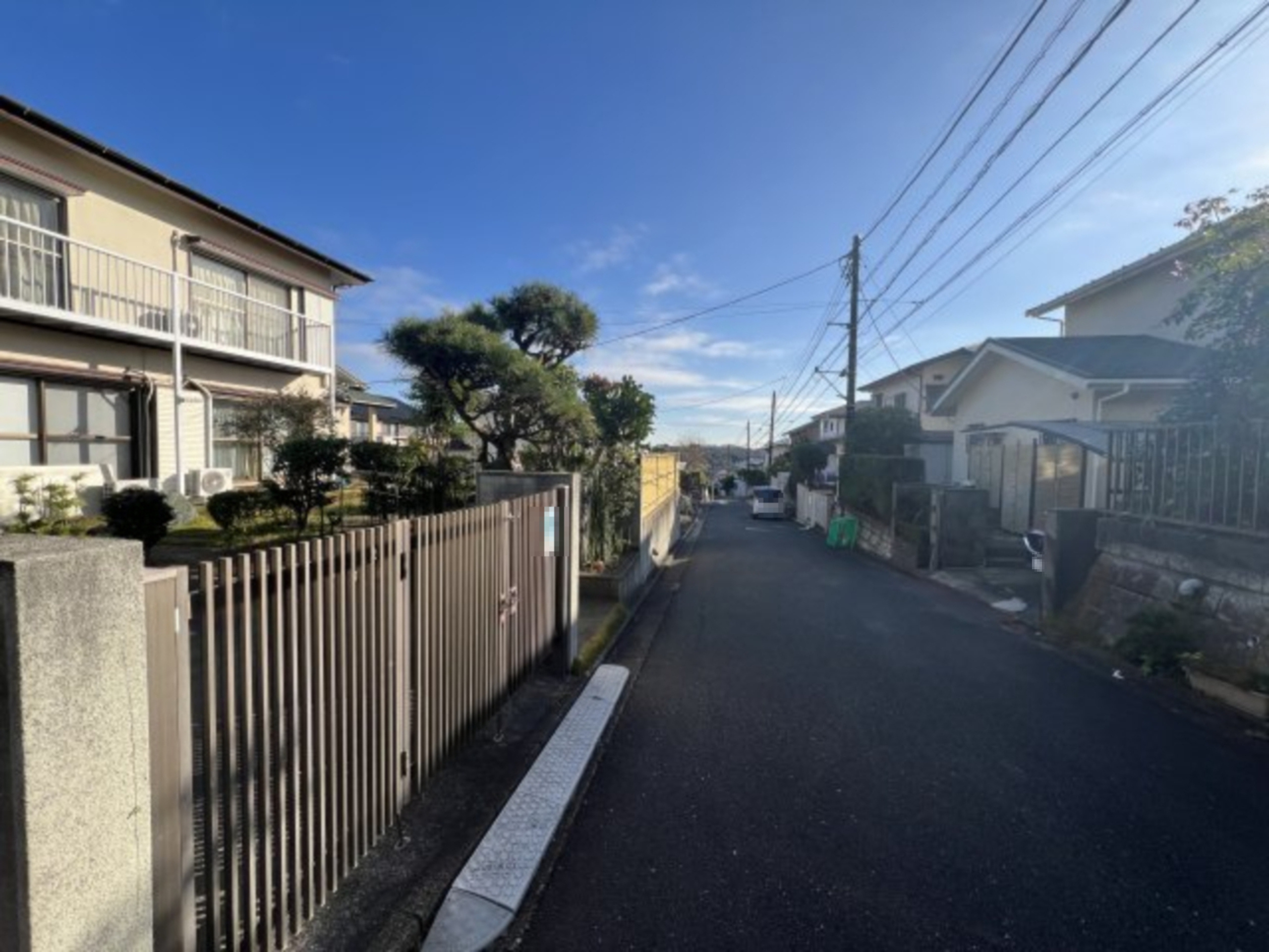 建築条件なし！ハイランド分譲地内の陽当たりの良い売地の前面道路含む現地写真