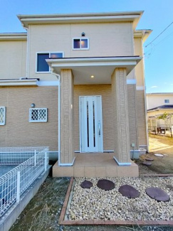 【外観】 | モダンな造りの玄関です。