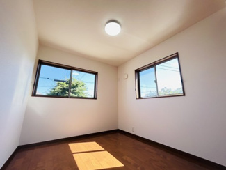 【洋室】 | リ・スタイル小名木 | 各居室にはクローゼットを完備し、家具の配置にも困らない設計がされています。採光と通風のバランスがほどよく絶妙です。