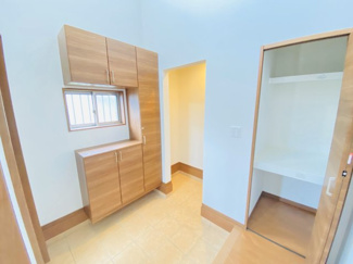 【玄関】 | リ・スタイル小名木 | 清潔感溢れる玄関がお出迎えする本邸宅の物語は、ここからは始まる日常を期待させます。おでかけの時も帰った時も、「我が家」を最初に感じてもらえる素敵な空間に。