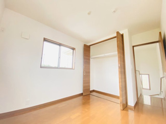 【収納】 | リ・スタイル小名木 | 居住空間の広さを保ちつつ程よい広さがある収納スペース。季節ごとの家電や思い出のアルバム、カバン類などを収納出来る棚もあります。衣替えも楽できるのでお部屋の中もすっきり♪