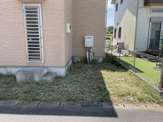 【庭】 | リ・スタイル小名木 | 裏側のお勝手口の横にもスペースがございます。小型車やバイクや自転車などもおけますよ！