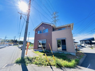 【外観】 | リ・スタイル小名木 | 角地の陽当たり通風の良いお家です。南側を全面駐車場にすることもできます！ガーデニングエリアにすることもできます！いろいろな用途にできるフレキシブルなお家です！