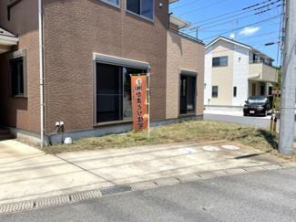 【駐車場】 | リ・スタイル小名木 | コンクリート上の駐車場は2台ですが、庭を駐車場として使うこともできます！！4台以上敷地内の駐車が可能です！お車多い方はぜひご検討くださいませ！