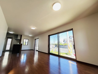 【居間・リビング】 | リ・スタイル小名木 | 朝は爽やかな日差しを浴びながら、家族みんなでおいしい朝食。昼下がりには読書やお昼寝でもしながらのんびりと過ごすリビングをご提供致します。