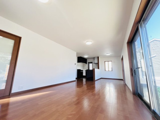 【居間・リビング】 | リ・スタイル小名木 | 広いＬＤＫでは家族が集まり一緒の時間を過ごせる工夫がされております。ここでの笑い声や会話は一生の宝物になりそうです。