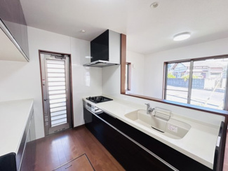 【キッチン】 | リ・スタイル小名木 | 美しく＆使いやすい。奥様想いのキッチン空間。優しい温もりを醸し出すカキッチンは料理の為の配慮を散りばめられた仕様です。家事をしながらお子様の様子を見守れる安心感もあります。