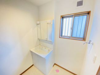 【独立洗面台】 | リ・スタイル小名木 | 落ち着きとくつろぎを感じられる。歯磨き粉が行方不明になるようなごちゃごちゃ感も解消。スムーズに身支度が完了します。コーディネートされた空間で気持ちよく身だしなみを整えられます！