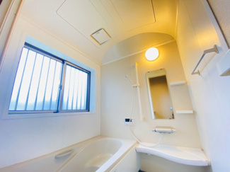 【浴室】 | リ・スタイル小名木 | ゆったりとくつろぐことのできるバスタブは毎日の疲れを 癒す空間になっています。親子で一緒に入れる広さがありますので、親子のコミュニケーションの場として♪また、換気窓もあるので気になる湿気も安心！