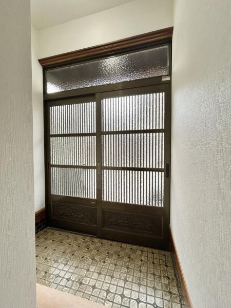 高知市中秦泉寺 中古戸建ての玄関