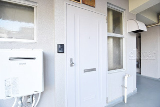 【その他共用部分】 | 皆様をお迎えする、お部屋の玄関ドア。開けやすさや開放角度、ドアノブの操作しやすさや鍵の形状などを、現地で一度ご確認ください。～即日のご見学可能～　お問合せはお気軽にどうぞ。