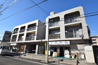 【外観】 | 青空によく映える建物です。手入れの行き届いた外壁やマンション正面エントランスなど、綺麗な姿をぜひ一度、現地にてご覧ください。～即日のご見学可能～　お問合せはお気軽にどうぞ。
