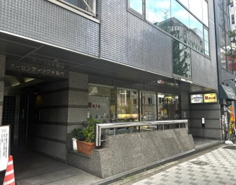 【エントランス】 | 半蔵門駅徒歩1分 オーセンティック半蔵門 地下一階 34.71坪 シュミレーションゴルフ居抜き