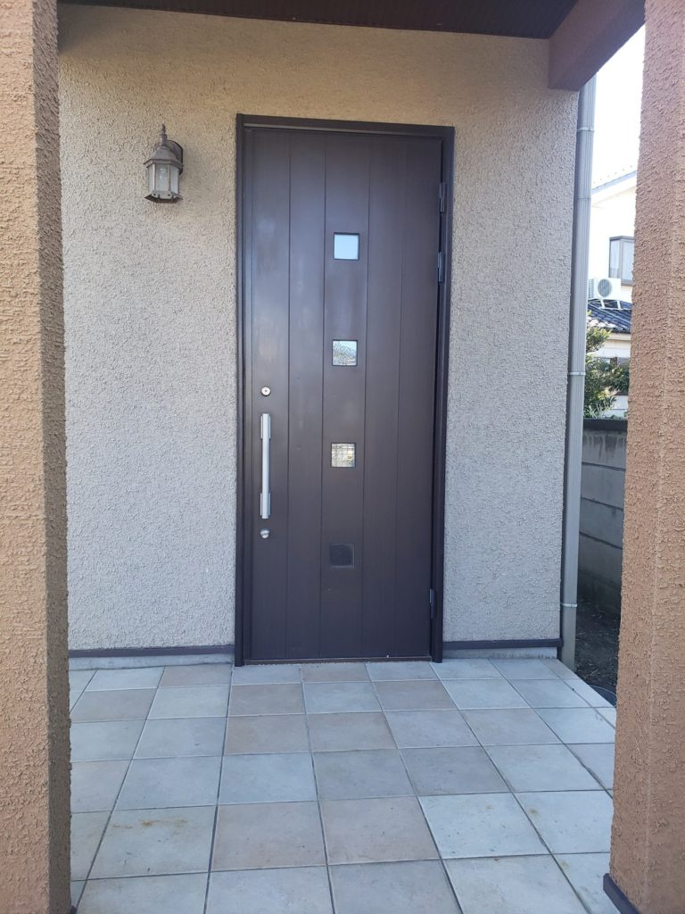 羽村市羽中２丁目の中古一戸建の玄関
