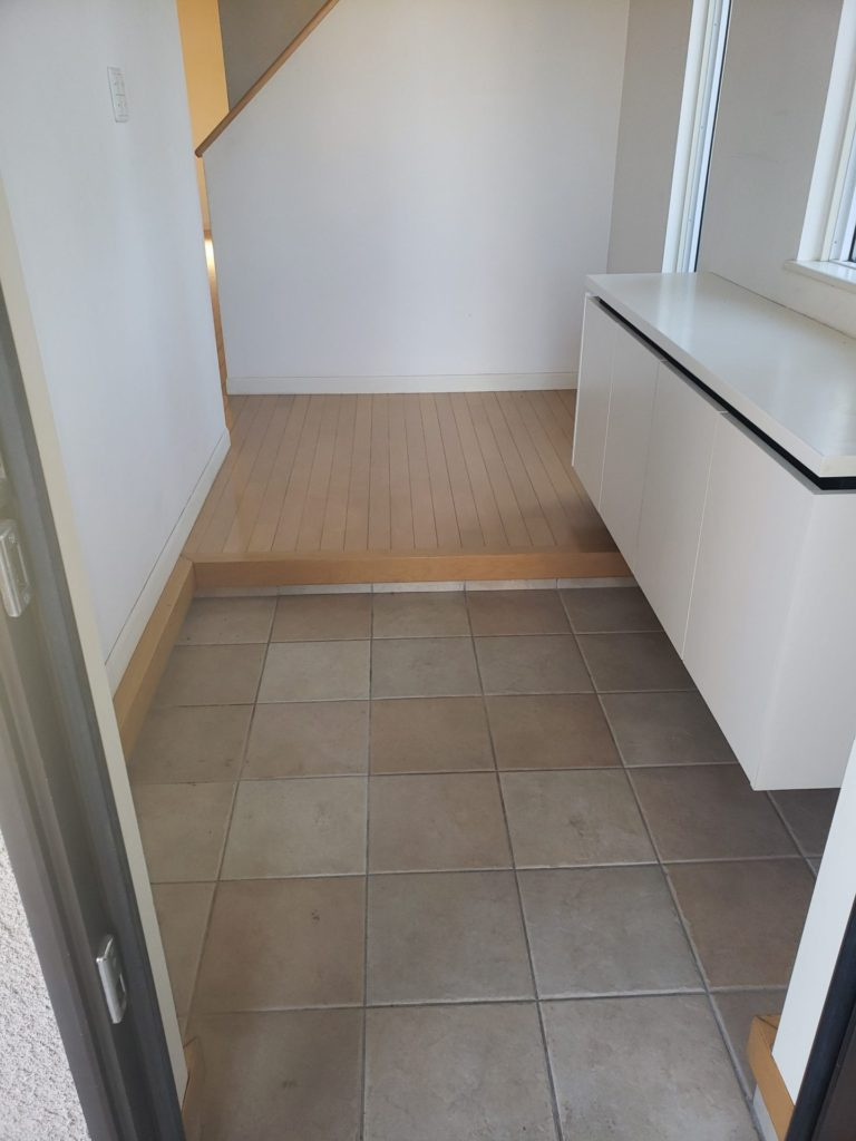 羽村市羽中２丁目の中古一戸建の玄関