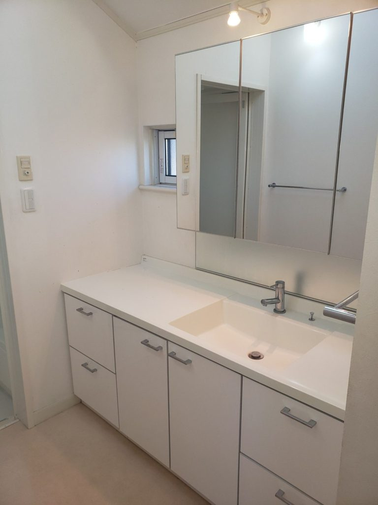 羽村市羽中２丁目の中古一戸建の独立洗面台