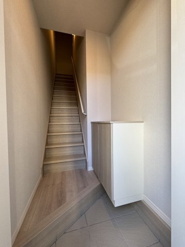 メゾンボヌールの玄関|人感センサー付きの玄関♪シューズBOX有り