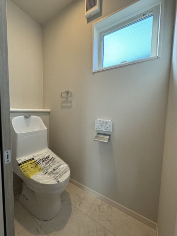 メゾンボヌールのトイレ|温水洗浄便座♪窓も有り通風良好