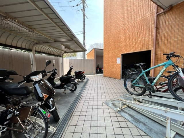 【駐輪場】 | ユニーブル高野台北 | 現在ご返済中のカーローン・カードローン・教育ローンなどを住宅ローンに一本化したり、家具家電購入費用・引越し費用を住宅ローンと組み合わせるなど、お客さまにメリットの多い住宅ローンのご提案が可能です。