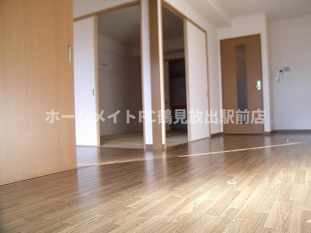 大阪市鶴見区緑２丁目の賃貸マンションの居間・リビング