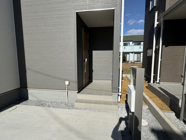 三郷市彦野新築戸建【彦成小学校：6分】のエントランス|エントランス・玄関ポーチ
