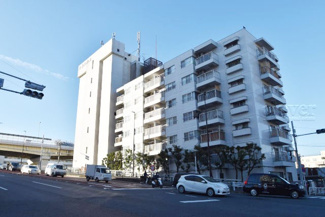 【外観】 | 青空によく映える建物です。手入れの行き届いた外壁やマンション正面エントランスなど、綺麗な姿をぜひ一度、現地にてご覧ください。～即日のご見学可能～　お問合せはお気軽にどうぞ。