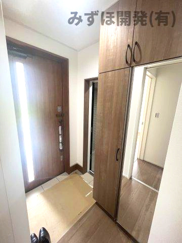 山形市東原町4丁目8-12の玄関|大型シューズクローゼットには全身の姿見付き◎