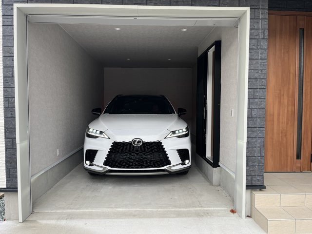 山形市東原町4丁目8-12の駐車場|シャッターはリモコン付き！
大きい車でも問題なし！