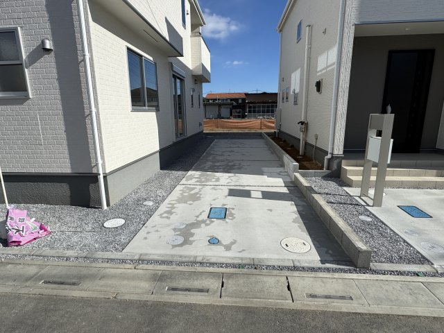 三郷市彦野新築戸建【彦成小学校：6分】の駐車場|6号棟駐車スペース・縦列2台駐車可