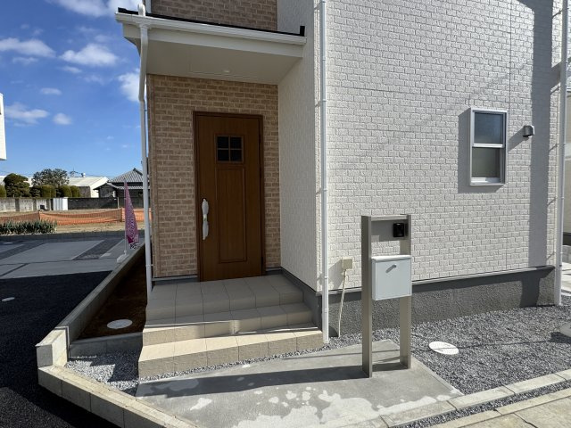 三郷市彦野新築戸建【彦成小学校：6分】のエントランス|エントランス・玄関ポーチ