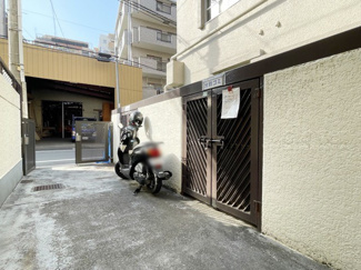 【駐車場】 | バイク置き場。空き区画の有無や駐輪料金、サイズおよび排気量規定などについては、改めてお問い合わせください。～即日のご見学可能～　お問合せはお気軽にどうぞ。