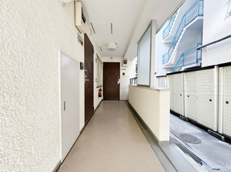 【その他共用部分】 | マンションの共用廊下です。きれいに清掃されています。周囲のお部屋の様子も、ぜひ伺ってみてください。～即日のご見学可能～　お問合せはお気軽にどうぞ。
