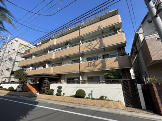 【外観】 | 青空によく映える建物です。手入れの行き届いた外壁やマンション正面エントランスなど、綺麗な姿をぜひ一度、現地にてご覧ください。～即日のご見学可能～　お問合せはお気軽にどうぞ。